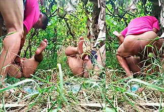 La mujer fiel que canta con su vecino en el campo