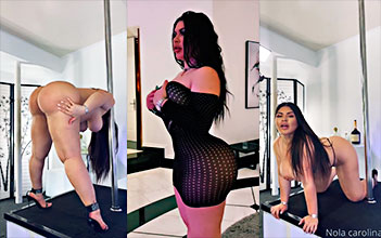 Nola Carolina Dando Un Grandioso Espectáculo De Stripper Desnuda