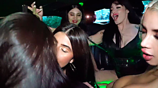 Cumpleaños De La Colombiana Martina Smith Con 4 Lesbianas Calientes