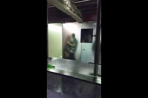 WTF 2 Mexicanas Lo Cogen En El Baño De La Disco