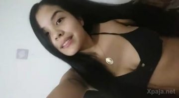Latina joven baila muy cuero el reggaeton