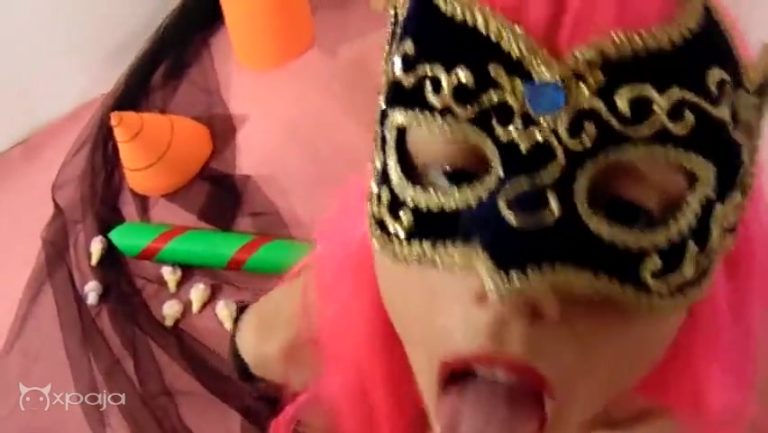 La adolescente de la mascara saca esa leche con pasión En - pornosdominicano.com