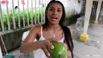 Latina India Vende Helados Y Aguacates